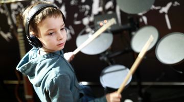 Kind beim Schlagzeug spielen