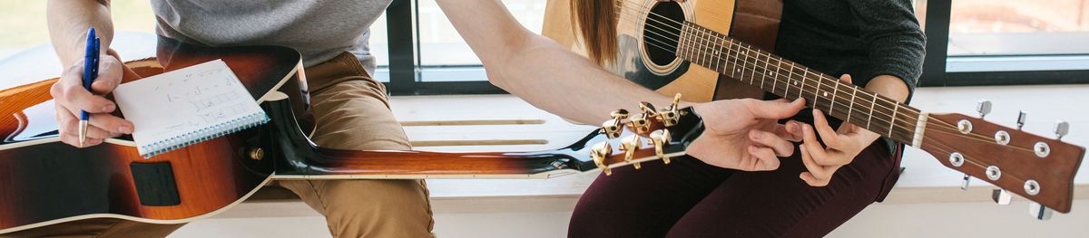 zusammen Gitarre spielen